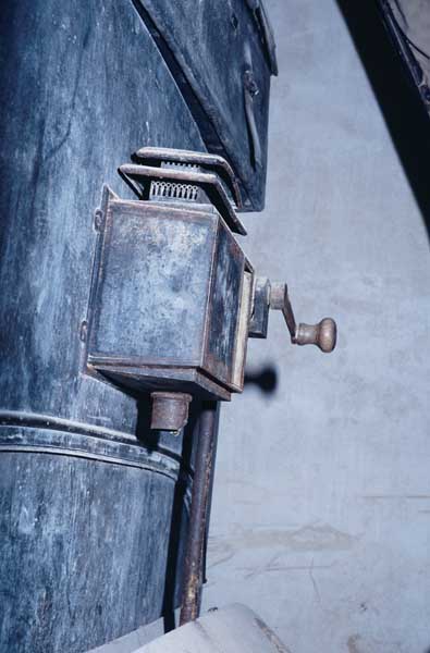 Vue intérieure, détail : lanterne éclairant l'intérieur.