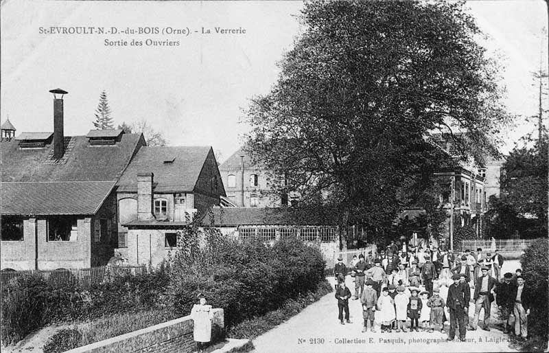 St-EVROULT.-N.-D.-du-BOIS (Orne). - La Verrerie, Sortie des Ouvriers.- Carte postale, éd. E. Pasquis, début 20e siècle. (Collection particulière).