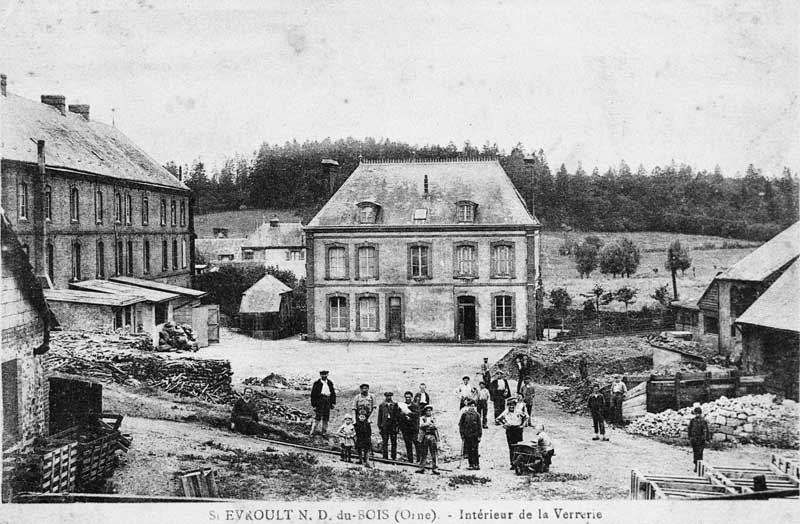 St Evroult N.D. du BOIS (Orne). - Intérieur de la Verrerie.- Carte postale, début 20e siècle. (Collection particulière).
