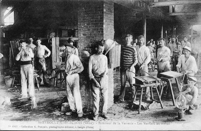 St-EVROULT-N.-D.-du-BOIS (Orne). Intérieur de la Verrerie - les Verriers au travail.- Carte postale, éd. E. Pasquis, début 20e siècle. (Collection particulière).