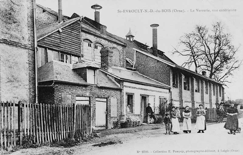 St EVROULT-N.-D.-du-BOIS (Orne). La Verrerie, vue extérieure.- Carte postale, éd. E. Pasquis, début 20e siècle. (Collection particulière).