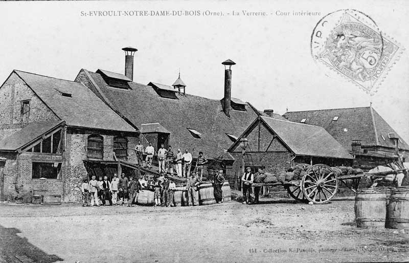 St EVROULT-NOTRE-DAME-DU-BOIS (Orne). La Verrerie. - Cour Intérieure.- Carte postale, éd. E. Pasquis, début 20e siècle.