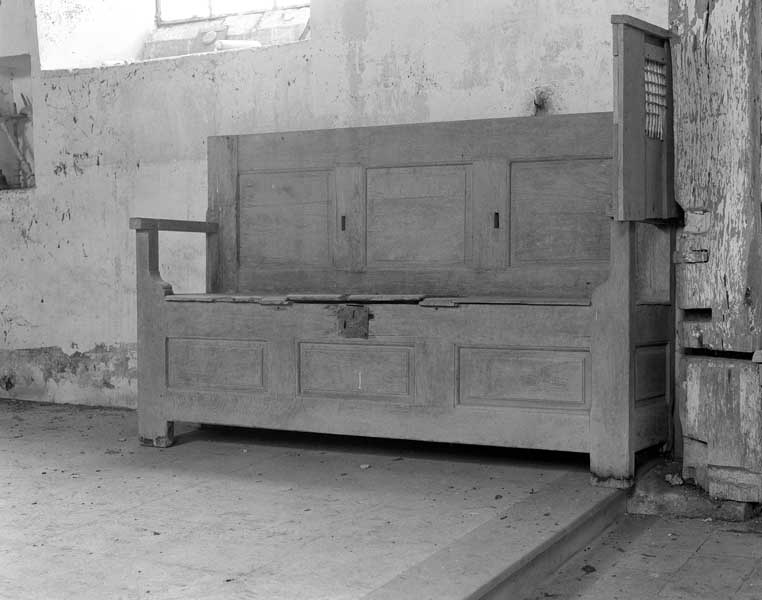 Banc d'oeuvre-coffre de fabrique aménagé en confessionnal