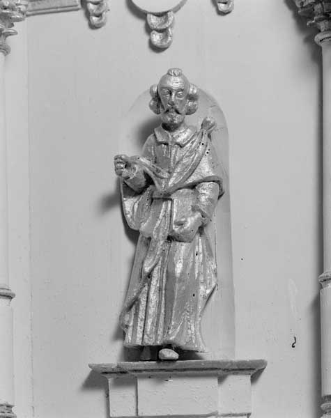 5 statues (figurines)