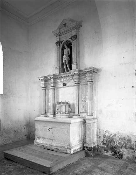 Ensemble des autels secondaires nord et sud : 2 autels, 2 retables et tabernacle