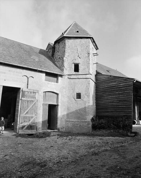 Logis, tour d'escalier et porte d'entrée.