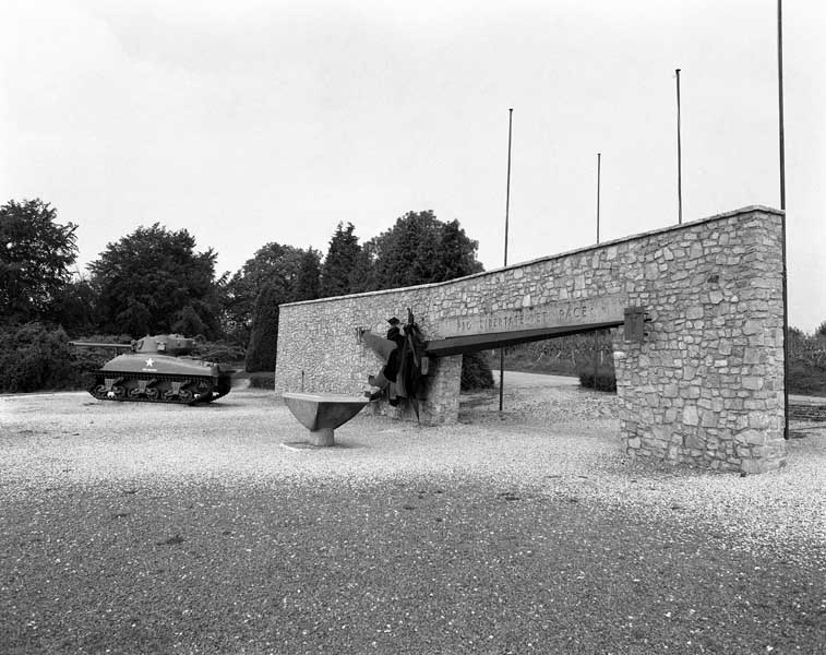 La Croix Tiret. Monument de la Bataille de Normandie. ; Vue d'ensemble.