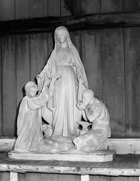 Chapelle, groupe sculpté : la Vierge et les ouvriers.