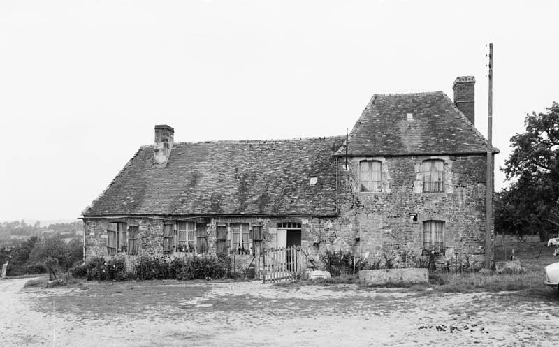 Logis, façade sur cour, au sud.