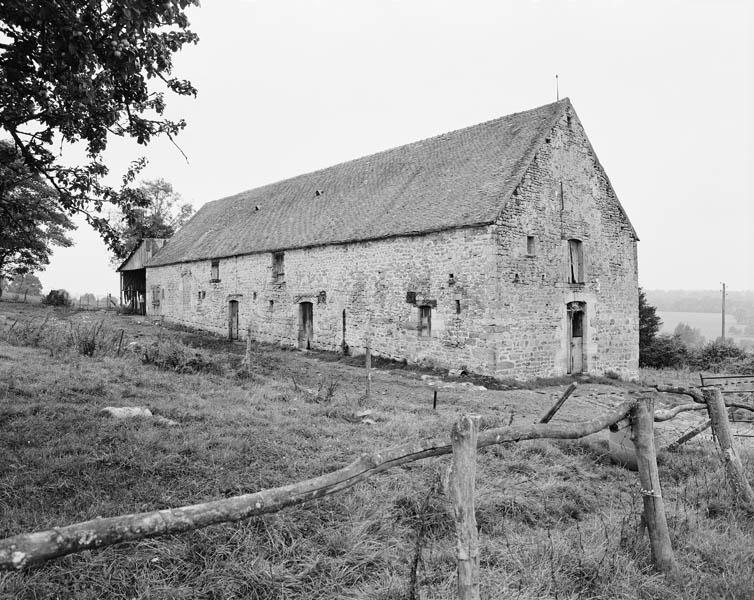 Etables, façade sur cour à l'est.