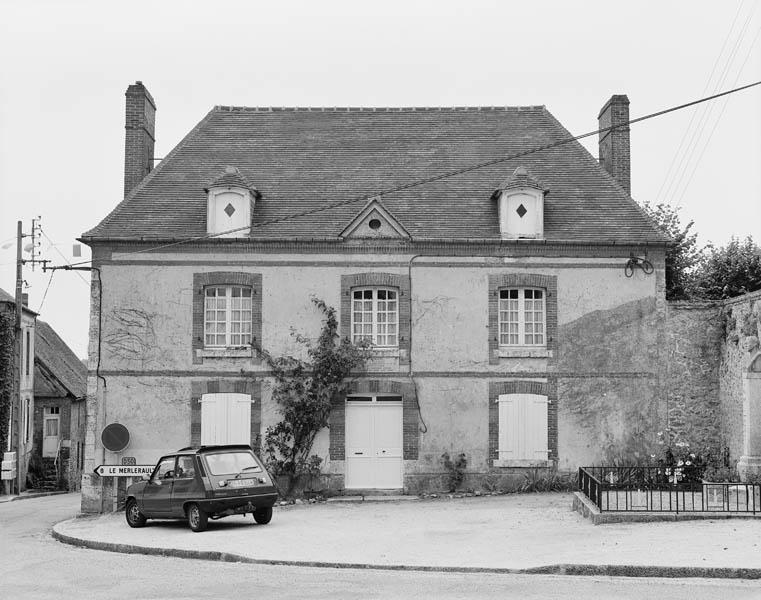 Façade principale sur la place.