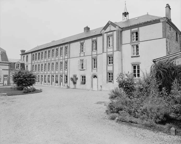 Corps du bâtiment principal, façade sur cour.