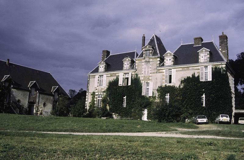 Château, logis, façade principale, côté ouest.