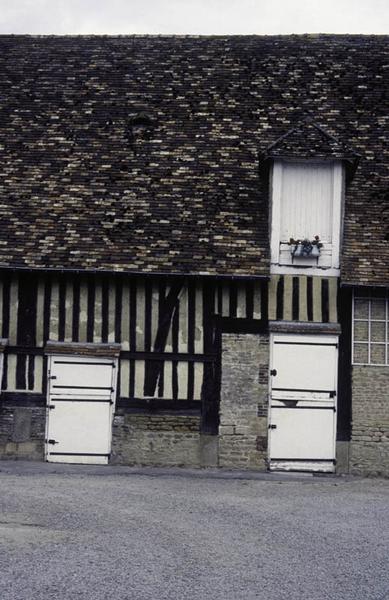 Logis, façade arrière et pavillon.