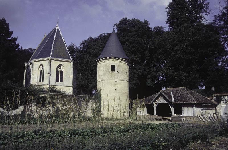 Colombier et chapelle, côté est.