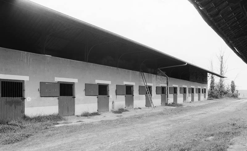 Manoir, écuriers dépendant du haras.