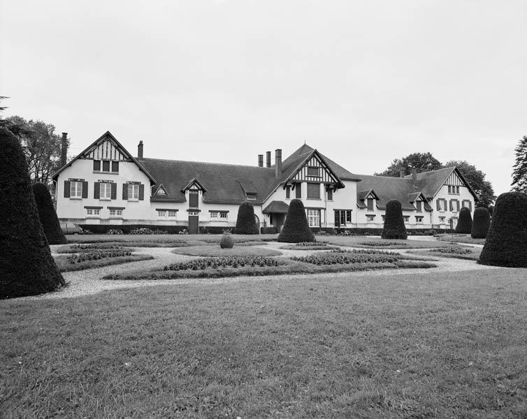 Haras, aile principale, façade sur jardin d'agrément.