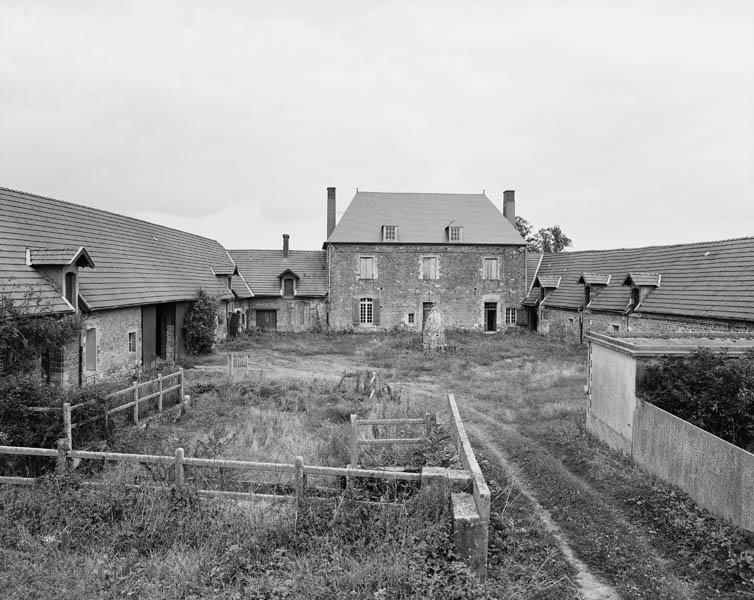 Manoir, vue d'ensemble de la cour.