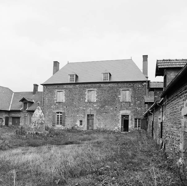 Manoir, logis, façade sur cour.