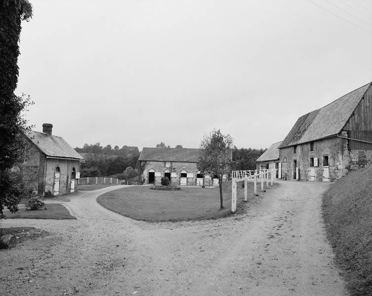 Vue d'ensemble de la cour.