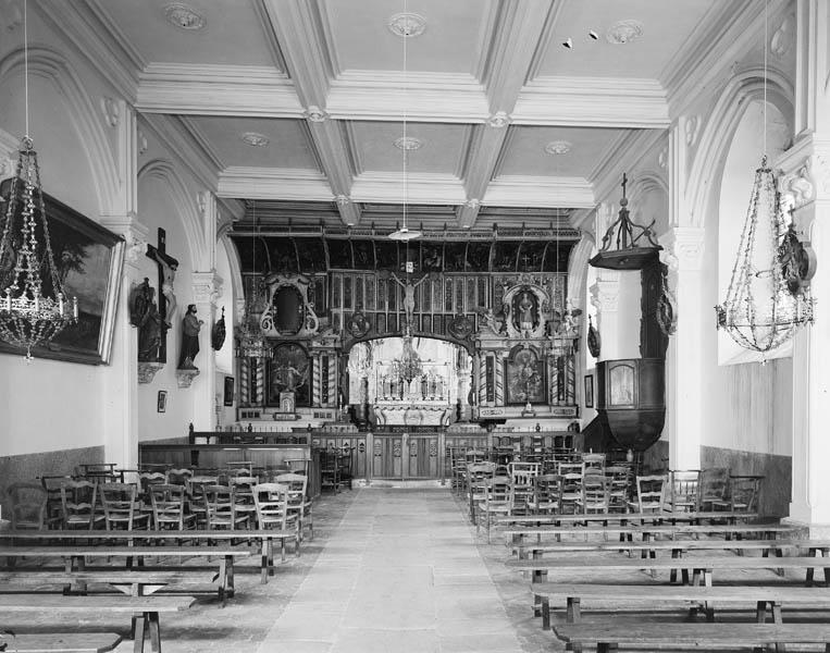 Vue intérieure de la nef vers le choeur.