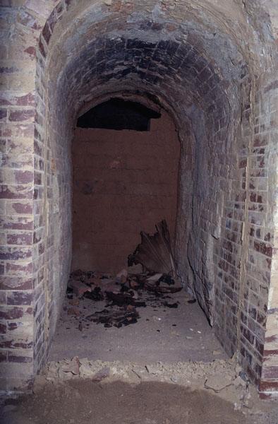 Four continu à galeries, détail : cuisson des briques. Fermeture d'une porte du four.