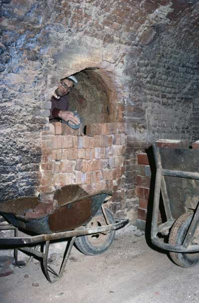 Four continu à galeries, détail : enfournement des briques.