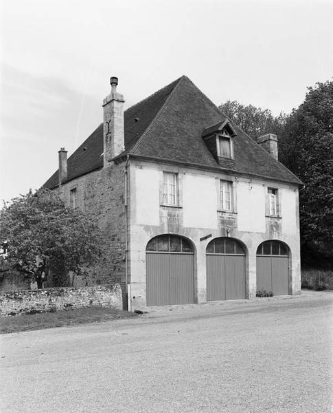 Communs, charretterie et logement de domestiques.