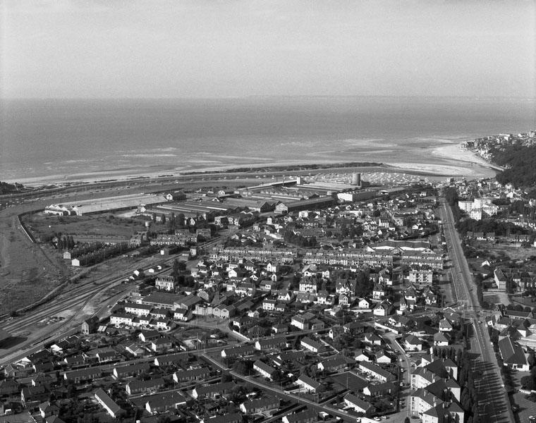 Vue aérienne. Vue d'ensemble prise du sud-ouest.