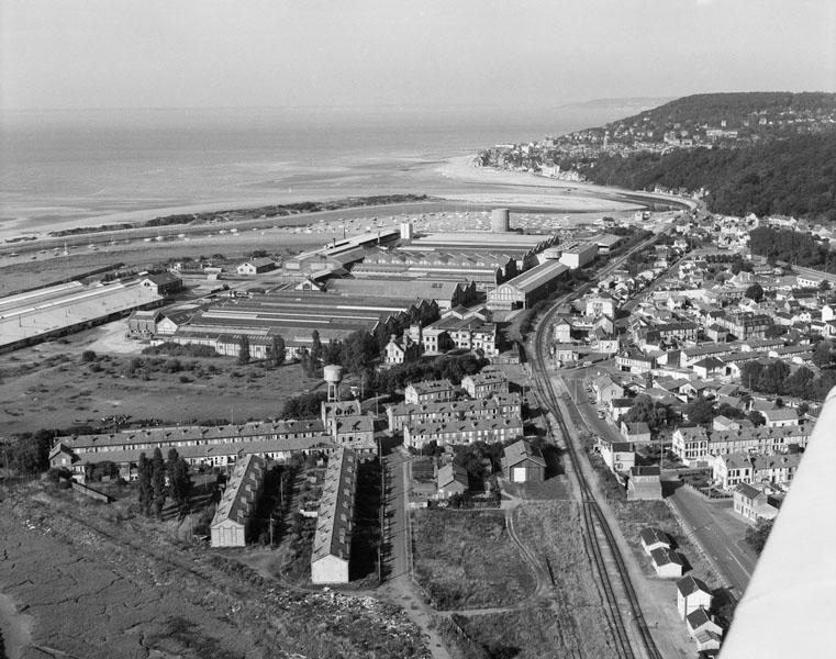 Vue aérienne. Vue d'ensemble prise du sud-ouest.