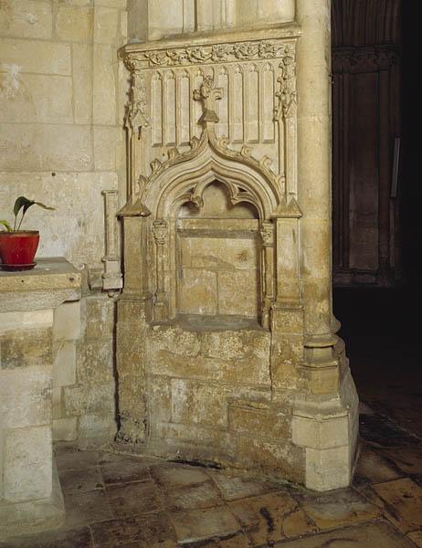 Crédence lavabo en niche, première chapelle nord.