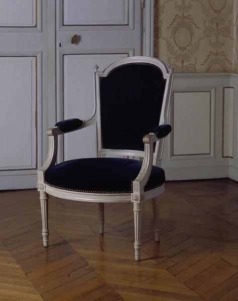 3 fauteuils, 22 chaises (sièges en cabriolet, style Louis XVI)