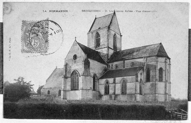 La Normandie. Bricquebec. 3. L'ancienne église, vue d'ensemble.- Carte postale, la C.P.A., début 20e siècle. (Collection particulière Arno).