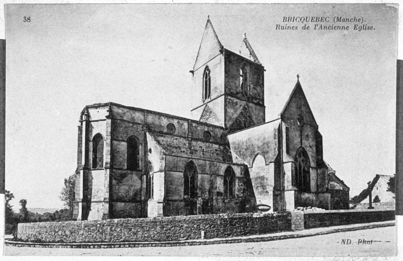 Bricquebec (Manche). Ruines de l'ancienne église.- Carte postale, N.D. éd., début 20e siècle. (Collection particulière Arno).