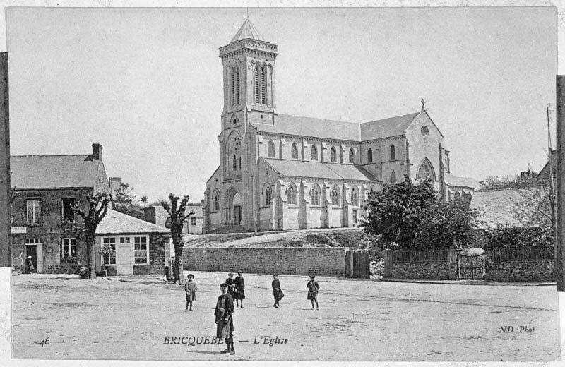 La Normandie. Bricquebec. 4. L'ancienne église. Détails.- Carte postale, La C.P.A., début 20e siècle. (Collection particulière Arno).