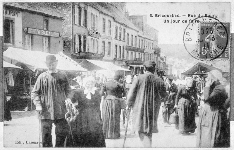 6 Bricquebec. Rue du bourg, un jour de foire [rue de la République].- Carte postale, éd. Cazenave, début 20e siècle. (Collection particulière Arno).
