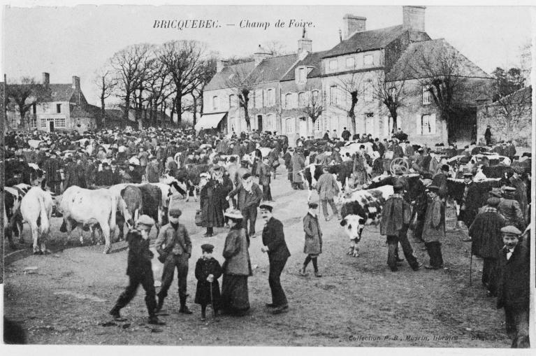 Bricquebec.- Champ de Foire [Place Sainte-Anne].- Carte postale, début 20e siècle (Collection particulière).