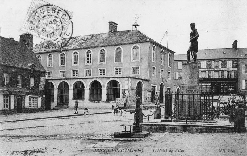 Bricquebec (Manche). - L'Hôtel de Ville.