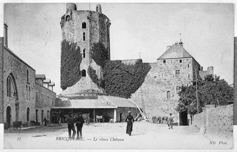 37. Bricquebec. Le vieux château. Vue d'ensemble depuis l'intérieur de la basse-cour.- Carte postale, ND photos éd., début 20e siècle. (Collection particulière Arno).