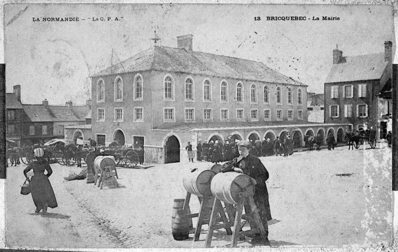 Bricquebec. La Mairie (et marché au beurre).- Carte postale, éd. la C.P.A. n° 13., début 20e siècle. (Collection particulière Arno).