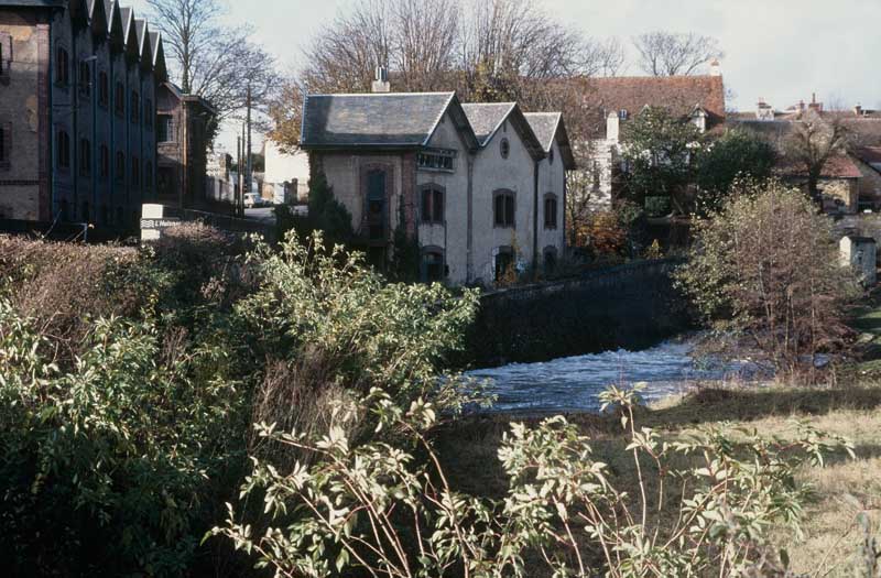 Canal d'amenée et transformateurs, vue prise du sud est.