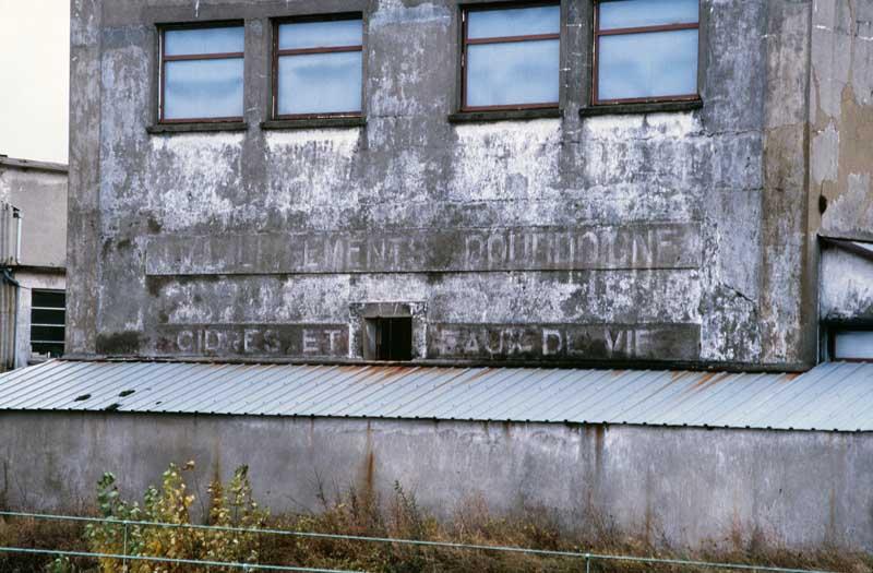 Elevation extérieure nord ouest, détail (Inscription : Etablissements Dordoigne, cidre et eau de vie).