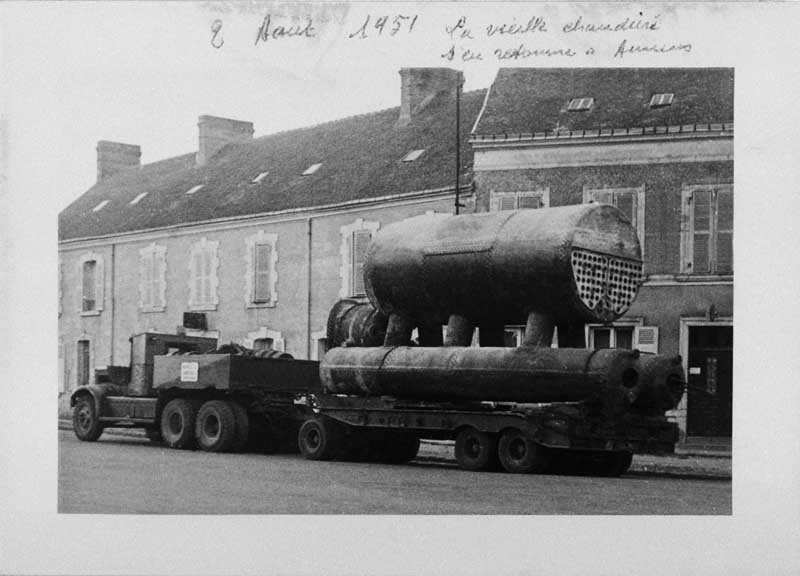 Transport de l'ancienne chaudiére.- Photographie ancienne, 1951. (Collection particulière).
