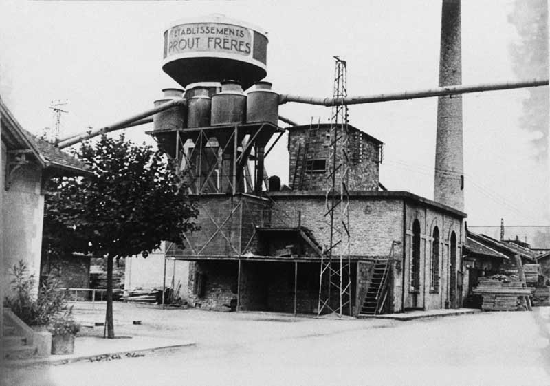 Salle des machines, cheminée d'usine et château d'eau. Vue prise du nord ouest.- Photographie ancienne. (Collection particulière).