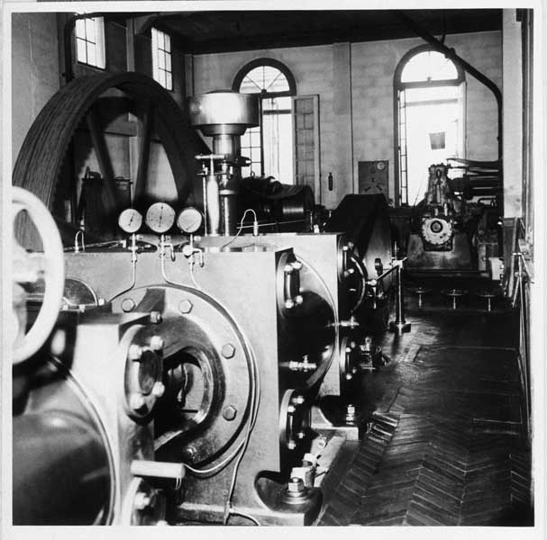 Machine à capeur : vue partielle.- Photographie ancienne. (Collection particulière).