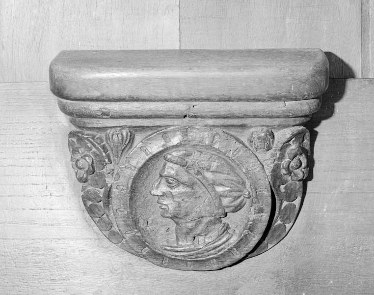 Miséricorde 6 : médaillon à tête de femme.