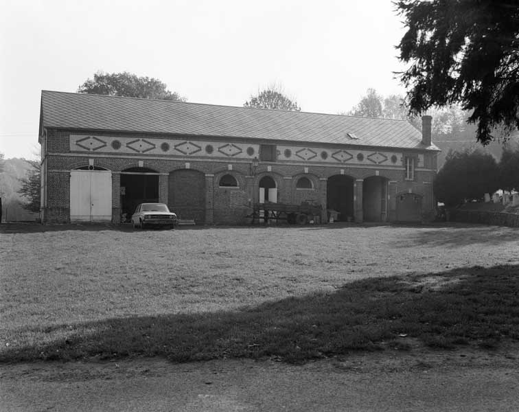 Remise située sur la commune d'Autheuil, vue prise de l'ouest.