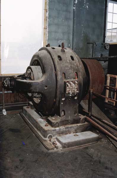 Machine à vapeur à piston. Détail : générateur alternateur (moteur Schneider et cie).