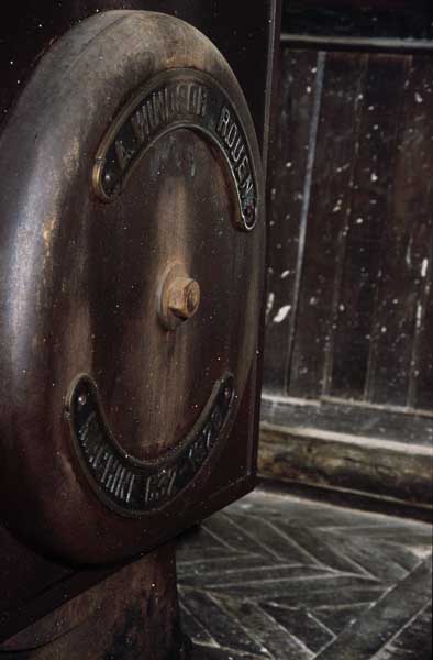 Machine à vapeur à piston. Détail : plaque du fabricant (A.Windsor. Rouen. Machine 632.1928).