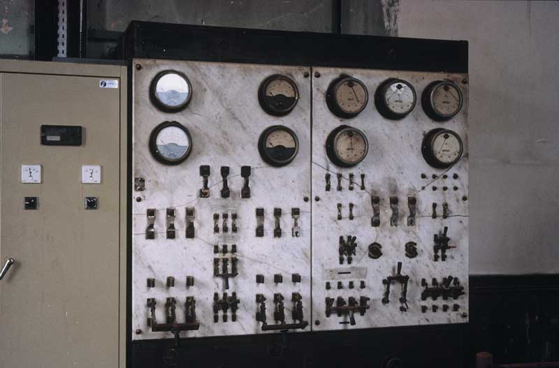 Machine à vapeur à piston : tableau électrique.